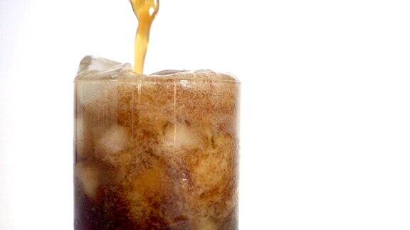 慢动作:可乐倒进水杯