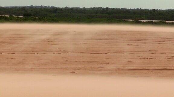 沙漠景观撒哈拉风吹沙干旱、干燥的沙漠景观在沙丘里吹沙子