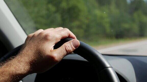 开车的男人开车度假自然男性把手放在方向盘上特写4k