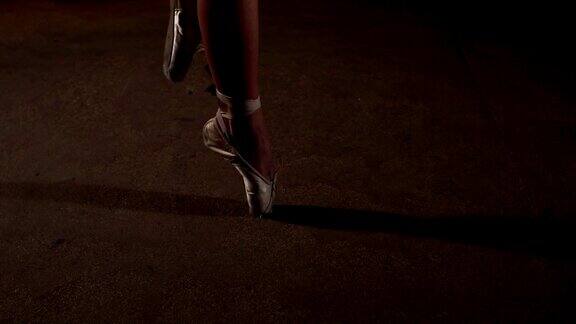 特写的芭蕾舞女演员的腿在尖角鞋