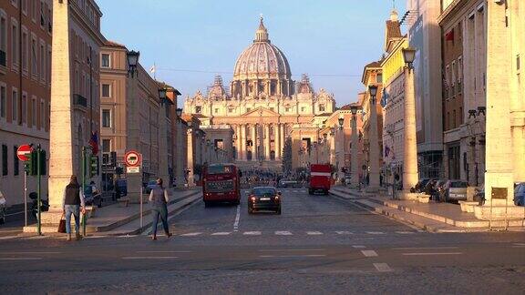 日出时的交通状况罗马圣彼得大教堂
