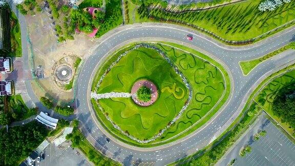 鸟瞰图交通圈环岛与绿色花园在拉贾帕克公园清迈泰国
