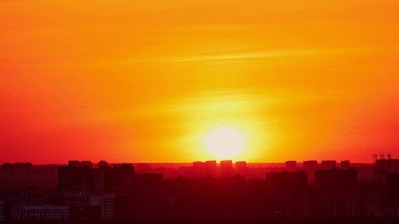 夕阳在红色的天空和黄昏的云在城市夕阳西下笼罩着城市的高楼大厦时间流逝