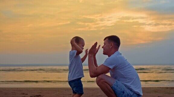 一位慈爱的父亲和他的儿子在海边玩耍亲吻他拥抱他年轻的儿子和父亲的友谊幸福的童年4kProRes