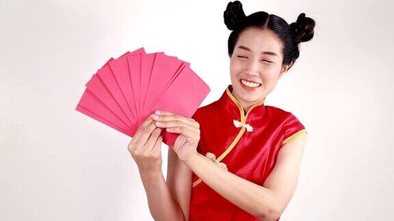 女人穿着旗袍拿着红包寓意春节快乐