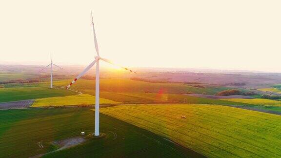 美丽的风力涡轮机和农田4K