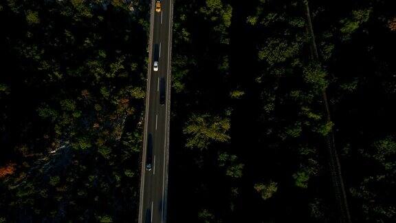 道路和河流的鸟瞰图