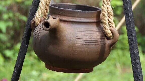 画面:茶壶挂在铁丝上
