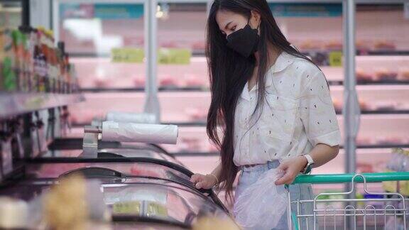亚洲妇女在超市买肉