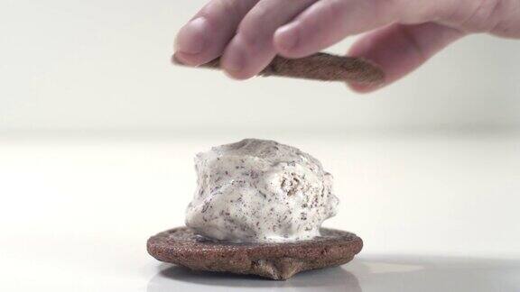 近距离拍摄美味的软薄荷巧克力片冰淇淋夹在两片新鲜的饼干