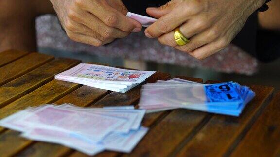 亚洲男子把政府彩票装在塑料信封里