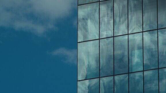 反射蓝天的玻璃摩天大楼