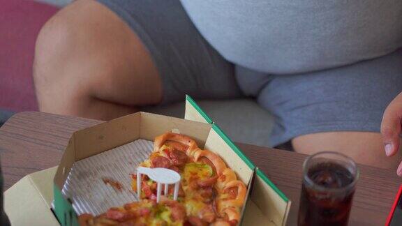 胖男人喜欢吃披萨和喝软饮料