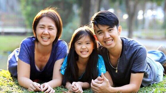 快乐的亚洲家庭一起在公园玩