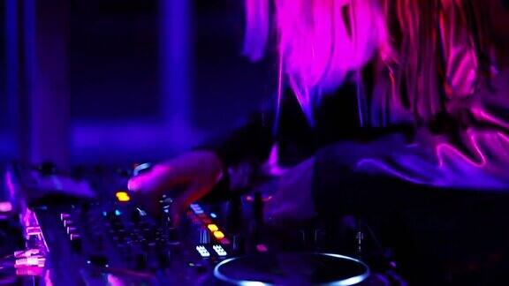 Techno音乐dj女孩在夜总会玩职业女性音乐节目主持人设置在流行的夜总会狂欢派对