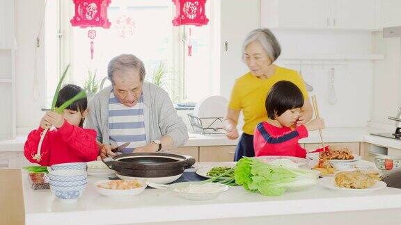 中国一家几代人在厨房里准备新年食物
