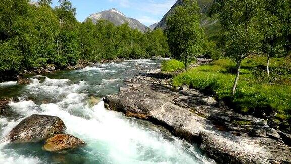 挪威特洛斯提根附近美丽的山河