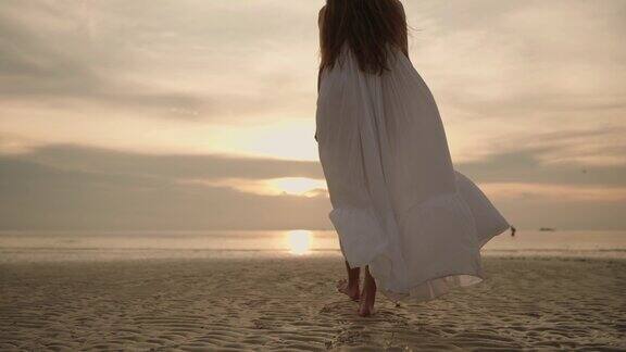 一个穿白裙子的女人在海边散步