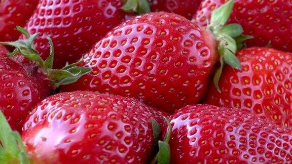 成熟的红草莓在转盘上