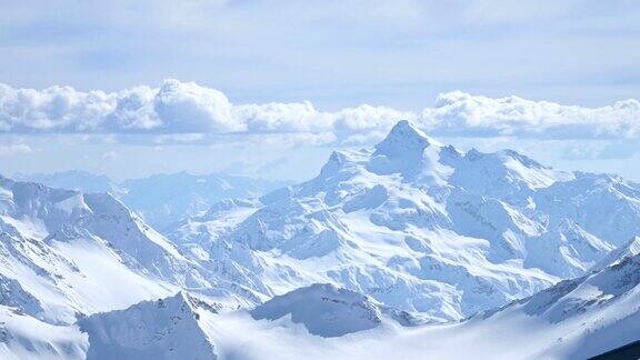 视频全景雪山高加索在一个晴朗的日子