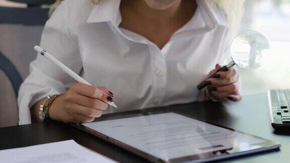 女商人在办公室用数字平板电脑签署法律文件