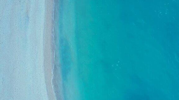 亚得里亚海的波浪拍打着小卵石海滩