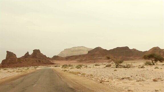 透过车窗可以看到岩石沙漠山地沙漠全景