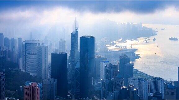 厚重云层下的城市延时摄影