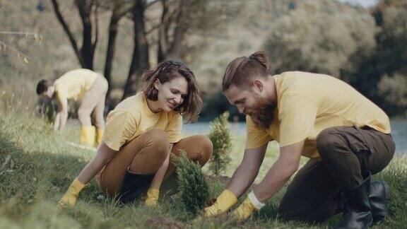 男人和女人在种树
