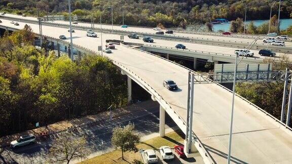 交通高速公路上的汽车驶进德克萨斯州奥斯汀市中心的高速公路