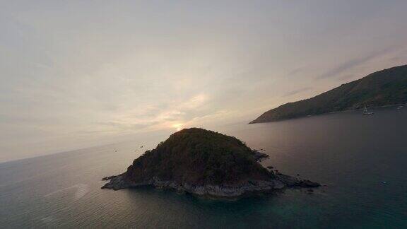 鸟瞰图电影般的小热带岛屿山郁郁葱葱的绿色岩石海岸