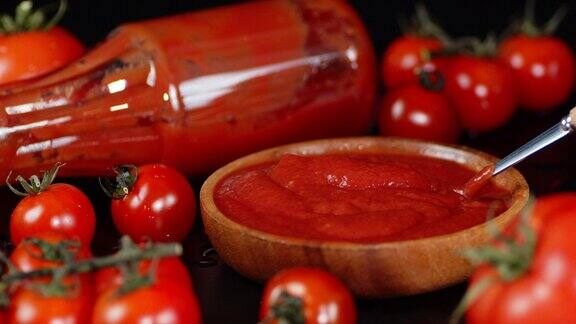 完成的番茄酱在碗里用勺子混合