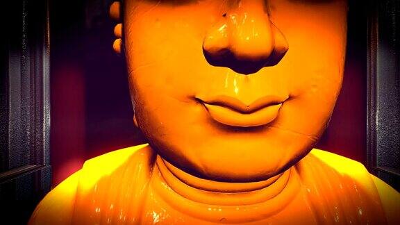 金佛雕像在一个神龛里