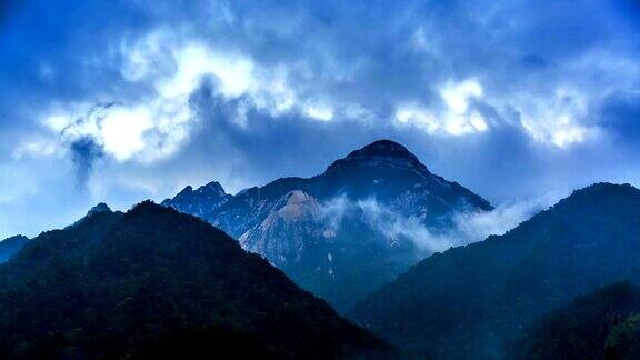 中国湖北省大别山的神奇云