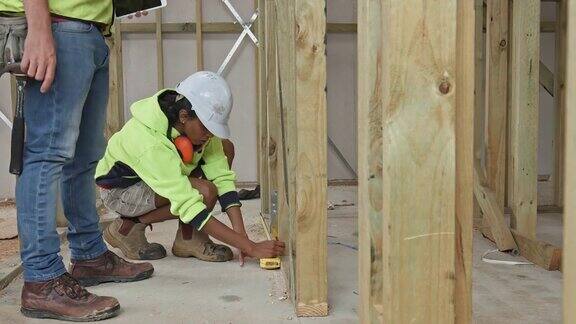 建筑工人在现场测量