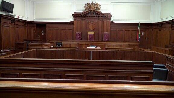 空荡荡的木制法庭