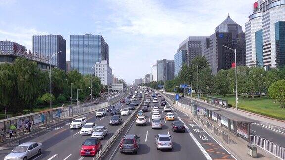 繁忙的交通和现代建筑在北京城市