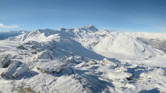 在冬季和圣诞节期间在雄伟的意大利阿尔卑斯山脉的雪峰和山脊全景