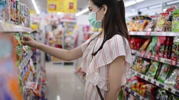 亚洲华人千禧一代和Z一代戴着口罩去超市买菜
