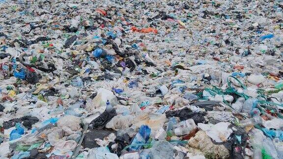 在亚洲不发达国家垃圾堆积如山无法自行降解