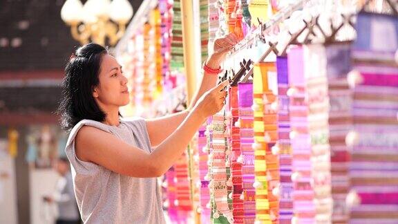 泰国女子在寺庙中悬挂兰娜旗