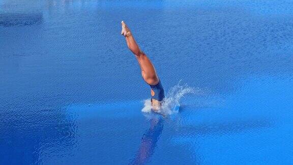SLOMO女跳水运动员在一场比赛中向后跳水进入游泳池