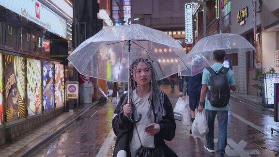 在日本当地城市散步的亚洲妇女