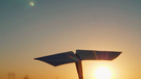 一架纸飞机在阳光下飞行经营理念的光明开端观点视频