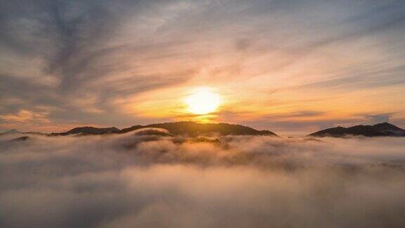 美丽的云海在山谷和山在日出