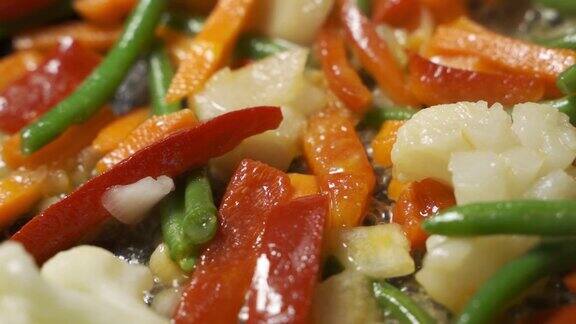 用煎锅煎冷冻蔬菜土豆西葫芦胡萝卜洋葱豆子豌豆