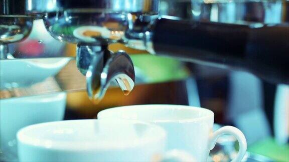 咖啡师用过滤嘴制作浓缩咖啡捣碎现磨咖啡流动的新鲜咖啡浓缩咖啡准备磨碎的咖啡