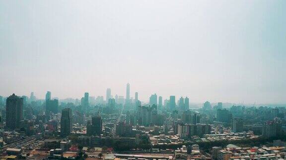 高雄市在雾霾和空气污染的鸟瞰图台湾