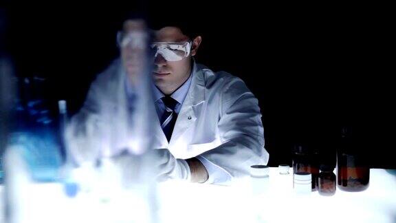 医生在实验室检查化学反应