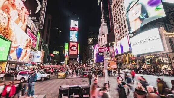 拥挤的人群汽车交通和广告牌显示的广告在晚上在时代广场美式生活方式或现代城市生活理念